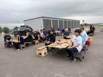 セレクトセールの打ち上げの様子を社内トピックスに掲載しました