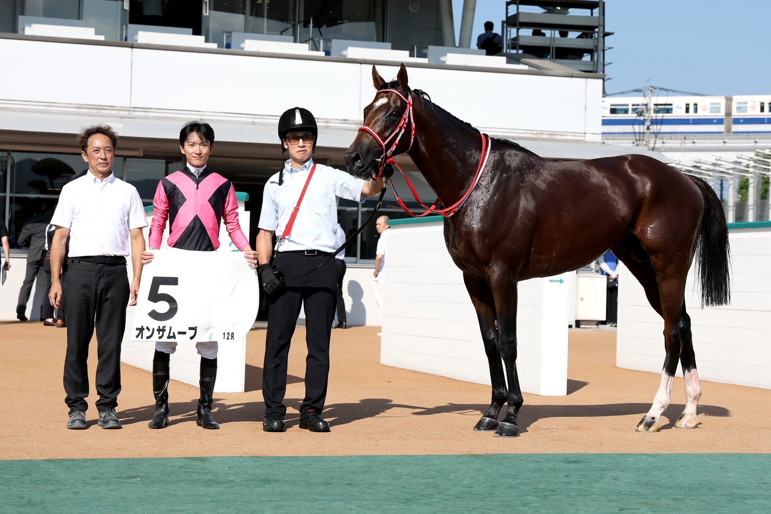 6月29日の小倉12R・3歳以上1勝クラス（ダート1700m）において、生産馬のオンザムーブ号（牡3歳、父モーリス、母ハヴユーゴーンアウェイ）が勝利
