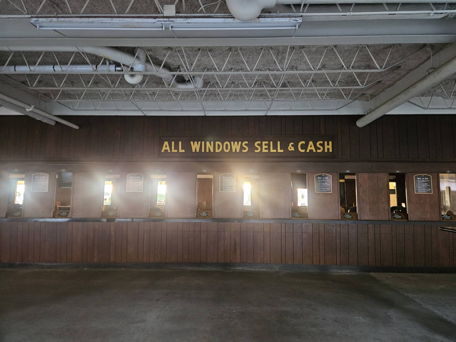 競馬場馬券売り場