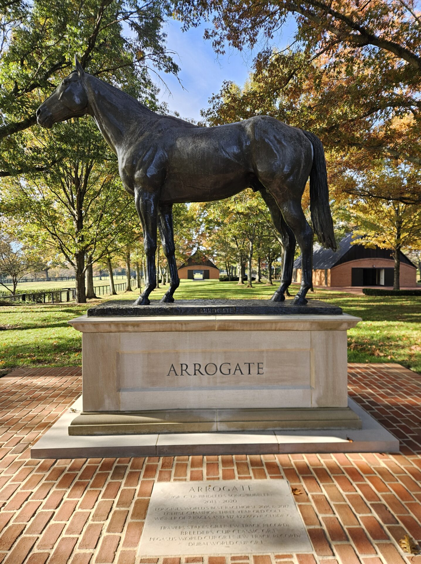 種牡馬アロゲートの銅像